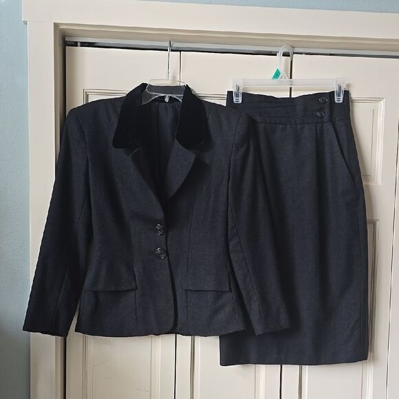 Elegant Wool Black Blazer and Skirt Set. EXCELLENT COND! - Picture 1 of 16